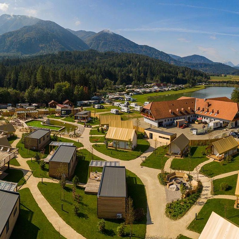 Glamping-Areal-mit-Berg-See_original